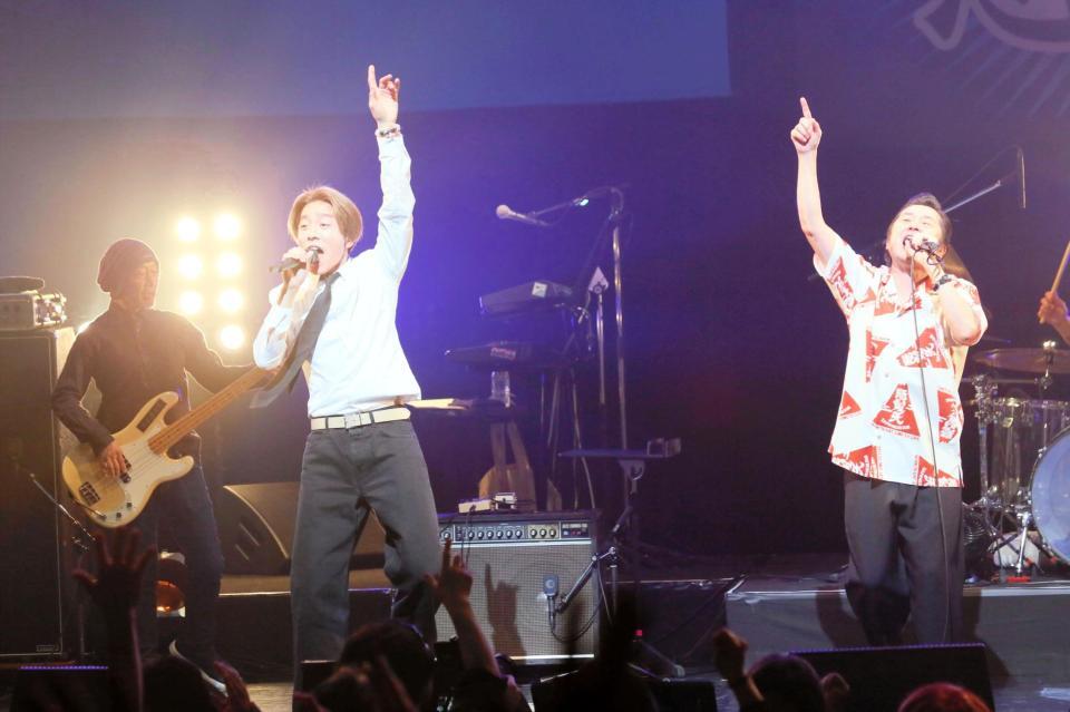 　「あおっぱな」を熱唱するＳＵＰＥＲ　ＥＩＧＨＴ・村上信五（左）と怒髪天・増子直純