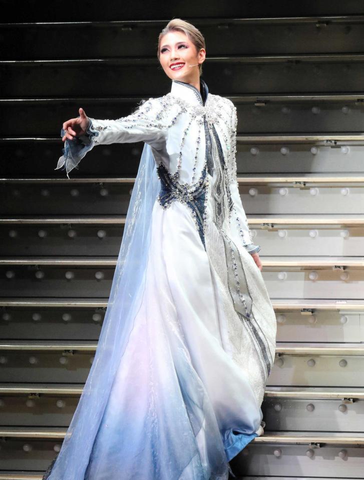 　本拠地でサヨナラショーを行った宙組トップスター芹香斗亜