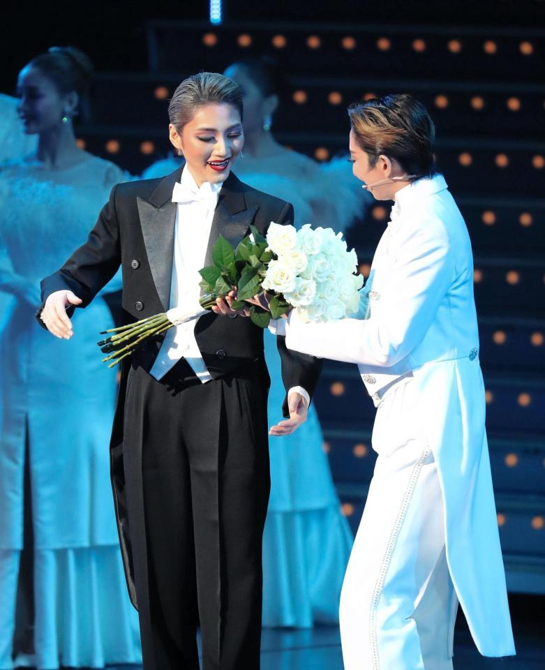 　次期トップの桜木みなとから花束を受け取る宙組トップスター芹香斗亜