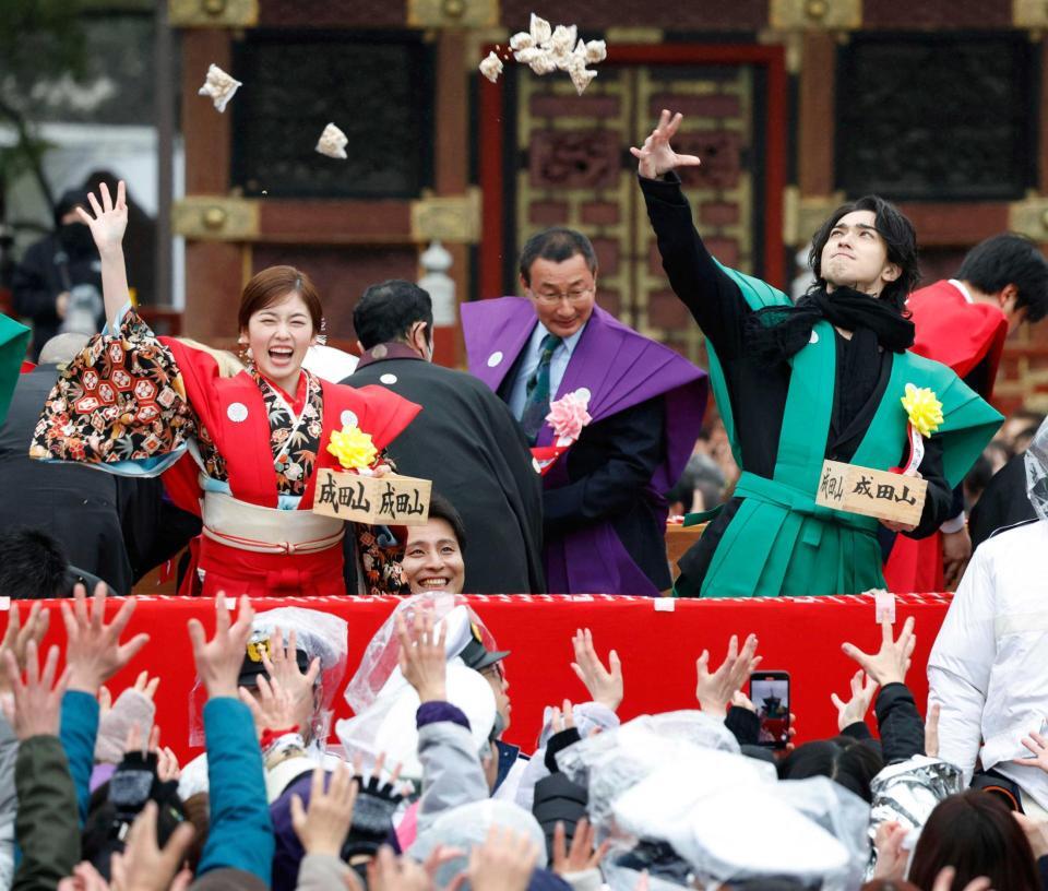　成田山新勝寺の節分会で豆をまく、ＮＨＫ大河ドラマ「べらぼう」に出演する横浜流星さん（右端）と小芝風花さん