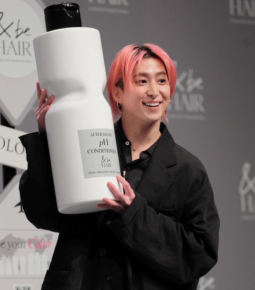 　プレゼントされた巨大な商品を手に笑顔の佐久間大介（撮影・棚橋慶太）