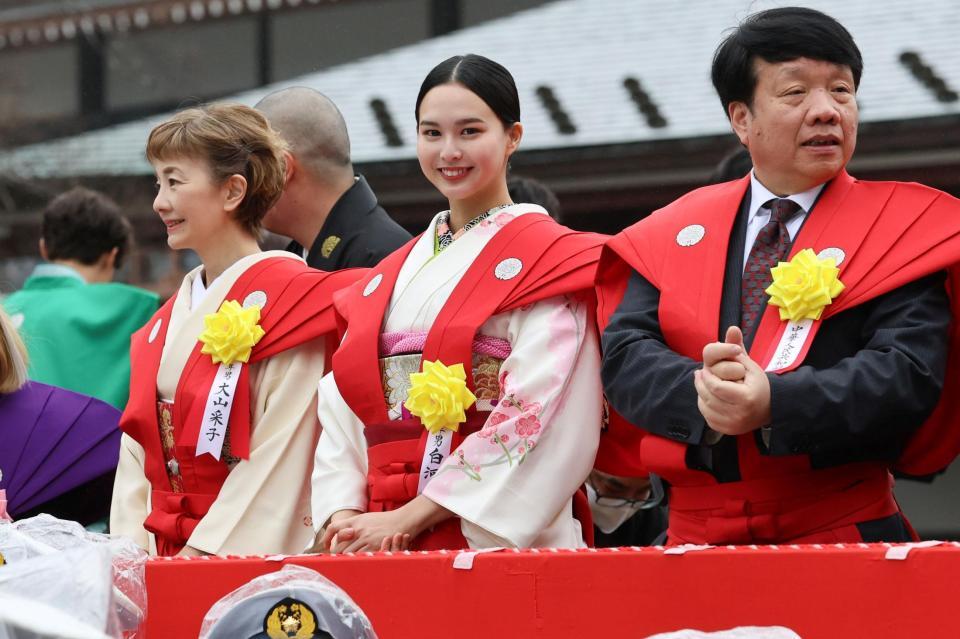 　豆まき式に参加した白河れい（中央）