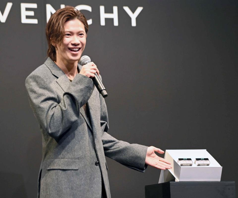 　ジバンシイから名前入りの化粧品を貰い笑顔を見せる神宮寺勇太（撮影・持木克友）