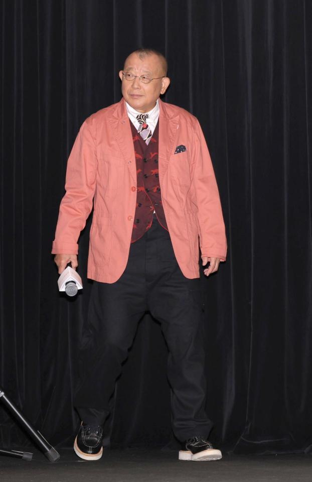 　登壇する笑福亭鶴瓶（撮影・西岡正）