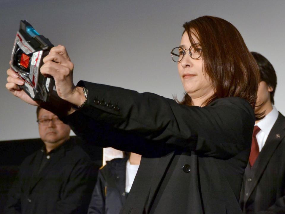 　変身アクションを披露した水野美紀