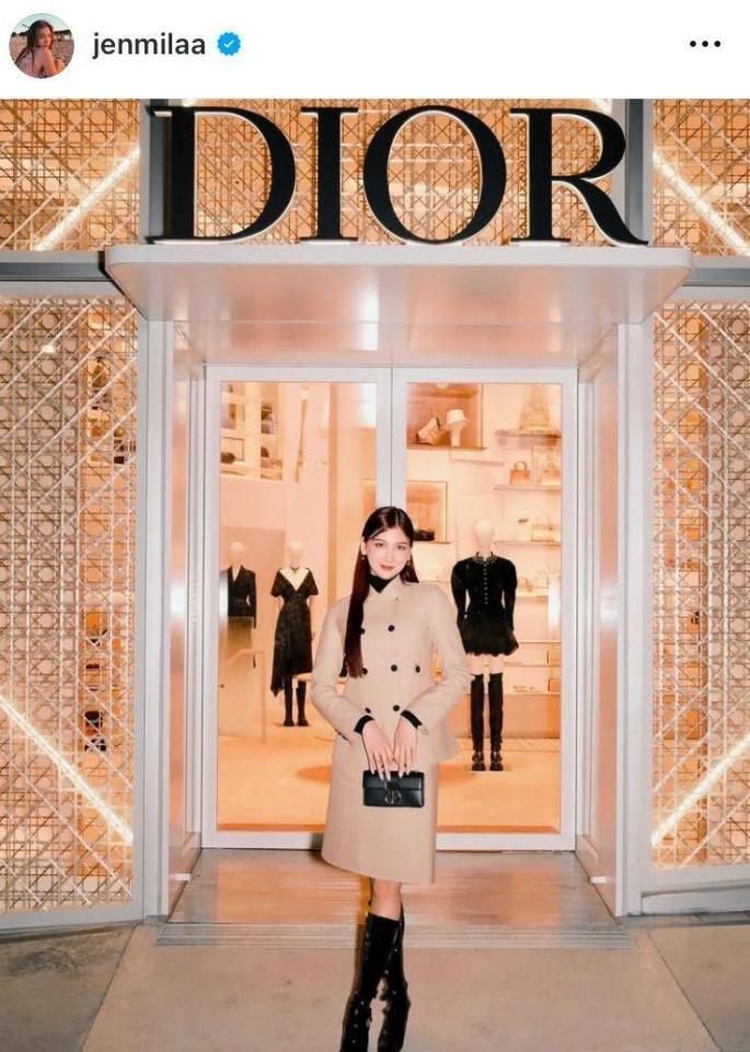 ＤＩＯＲ神宮前店で。長谷川ミラのインスタグラム＠ｊｅｎｍｉｌａａより