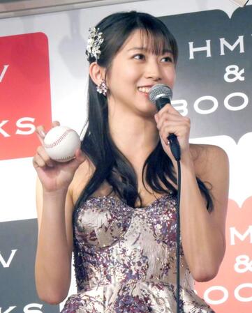 　投げたいと宣言したナックルボールの握りを披露した牧野真莉愛