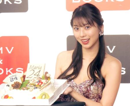 　誕生日ケーキを手にする牧野真莉愛