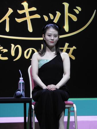 　ワンショルダードレスで美貌爆発の高畑充希