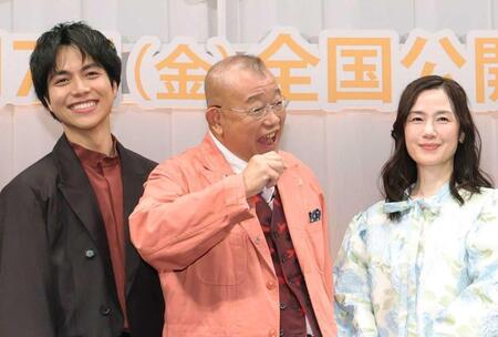 　バーベキューの串を食べるポーズ！？を見せる笑福亭鶴瓶。右は原田知世、左は重岡大毅（撮影・西岡正）