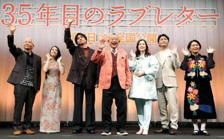 　フォトセッションで手を振る（左から）塚本連平監督、上白石萌音、重岡大毅、笑福亭鶴瓶、原田知世、安田顕、くわばたりえ