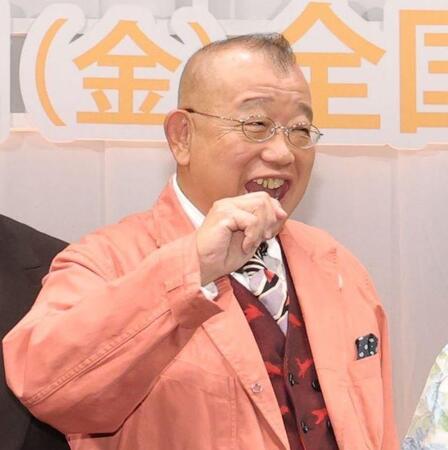 　バーベキューの串を食べるポーズ！？を見せる笑福亭鶴瓶（撮影・西岡正）