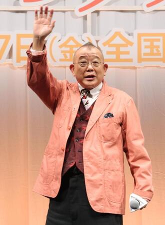 　ファンに手を振りながら引き上げる笑福亭鶴瓶（撮影・西岡正）