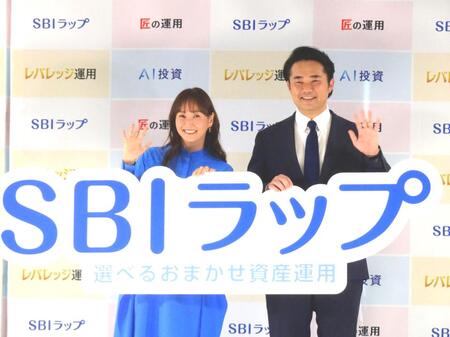 　「ＳＢＩラップ　新商品発表＆運用報告会」に登壇した藤本美貴（左）と杉村太蔵