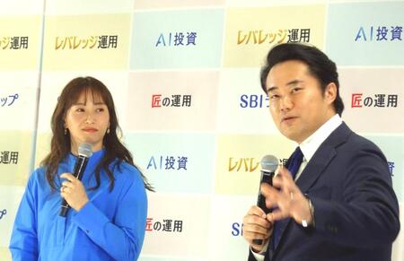 　「ＳＢＩラップ　新商品発表会＆運用報告会」に出席した杉村太蔵（右）と藤本美貴