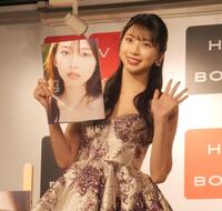 　写真集をアピールする牧野真莉愛