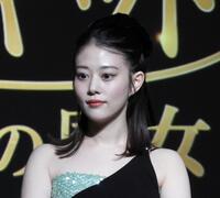 　ワンショルダードレスで美貌爆発の高畑充希