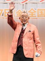 　ファンに手を振りながら引き上げる笑福亭鶴瓶（撮影・西岡正）