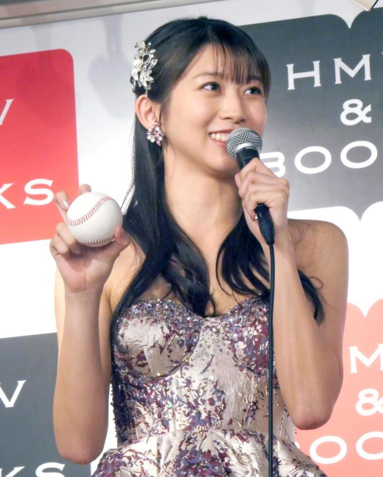 　投げたいと宣言したナックルボールの握りを披露した牧野真莉愛