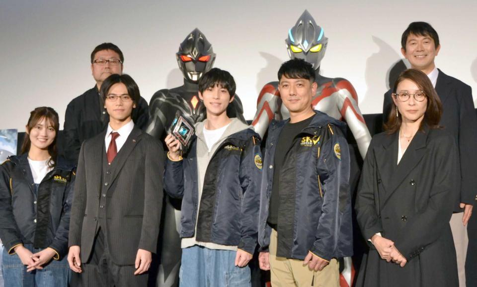 　（前列左から）水谷果穂、金田昇、戸塚有輝、西興一朗、水野美紀ら