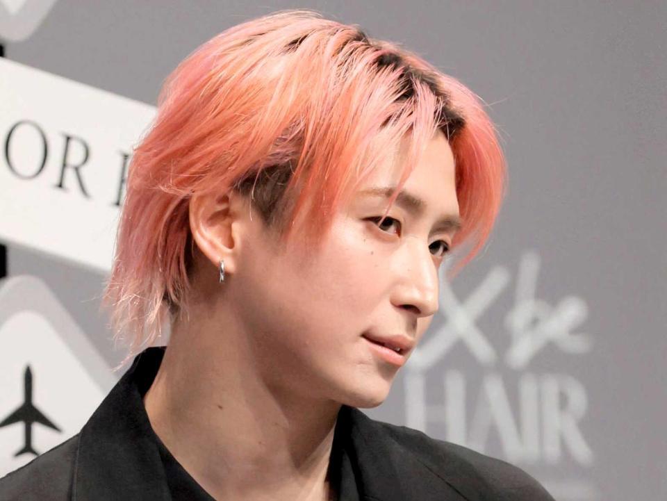 　ヘアスタイルを披露する（撮影・棚橋慶太）