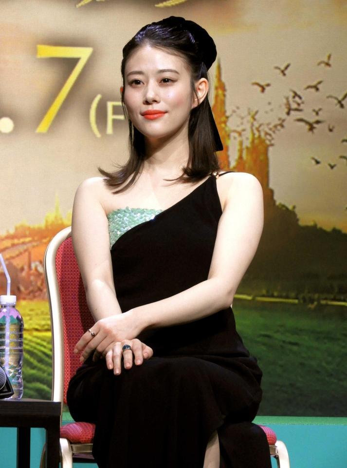 　ワンショルダードレスで美貌爆発の高畑充希