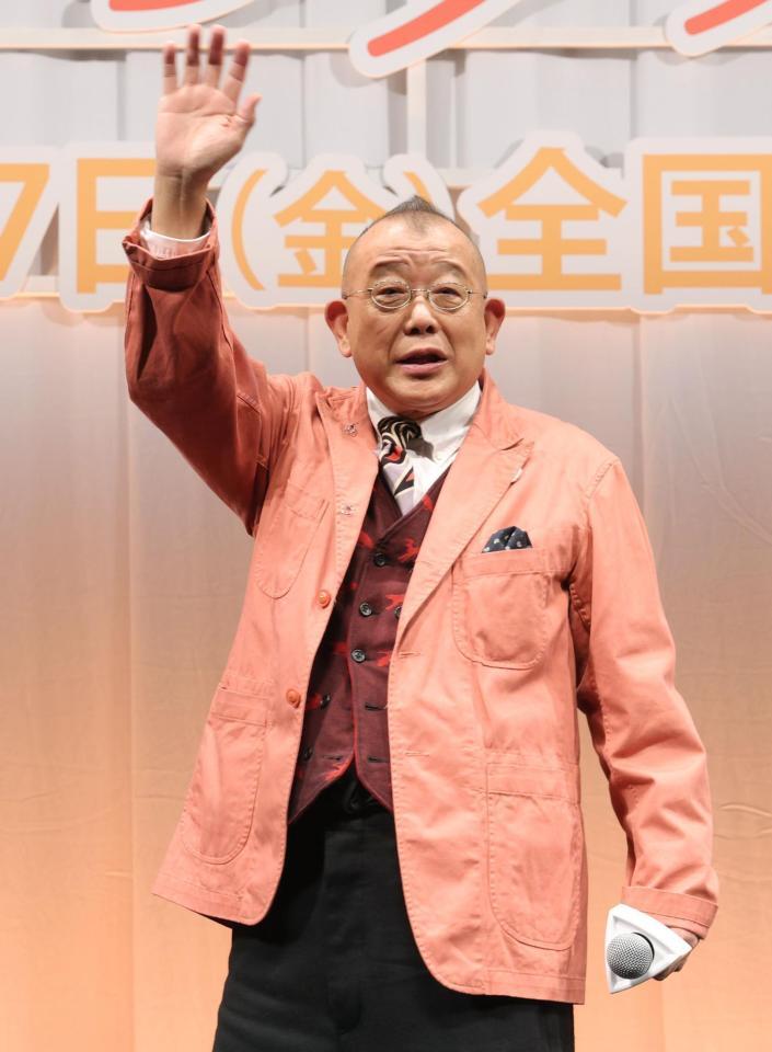 　ファンに手を振りながら引き上げる笑福亭鶴瓶（撮影・西岡正）