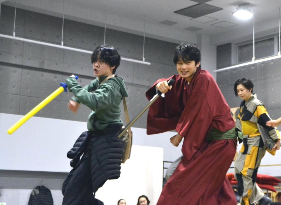 　舞台「きたやじオン・ザ・ロード～いざ、出立！！篇～」の稽古を公開した中川大輔（右）と牧島輝