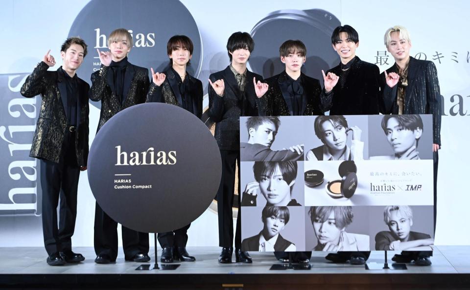 　ＩＭＰ．のポーズを決める（左から）椿泰我、松井奏、鈴木大河、佐藤新、基俊介，影山拓也、横原悠毅（撮影・持木克友）