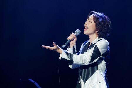 　コンサートで熱唱する歌心りえ