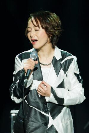 　コンサートで熱唱する歌心りえ