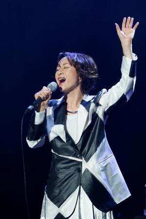 　コンサートで熱唱する歌心りえ
