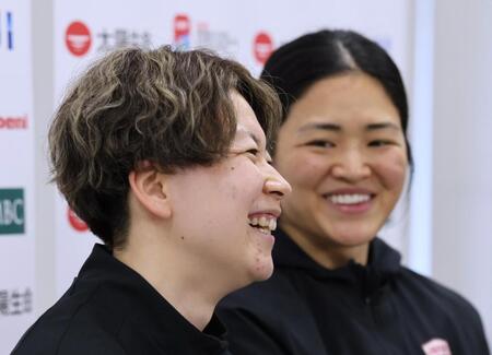 　前日会見で笑顔を見せる小池詩織（左）と細山田茜