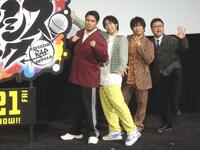 　ポーズを決める（左から）木村昴、白井悠介、岩崎諒太、辻本貴則監督