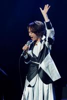 　コンサートで熱唱する歌心りえ