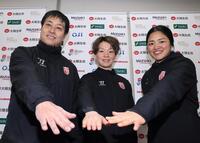 　前日会見で意気込む（左から）飯塚祐司監督、小池詩織、細山田茜