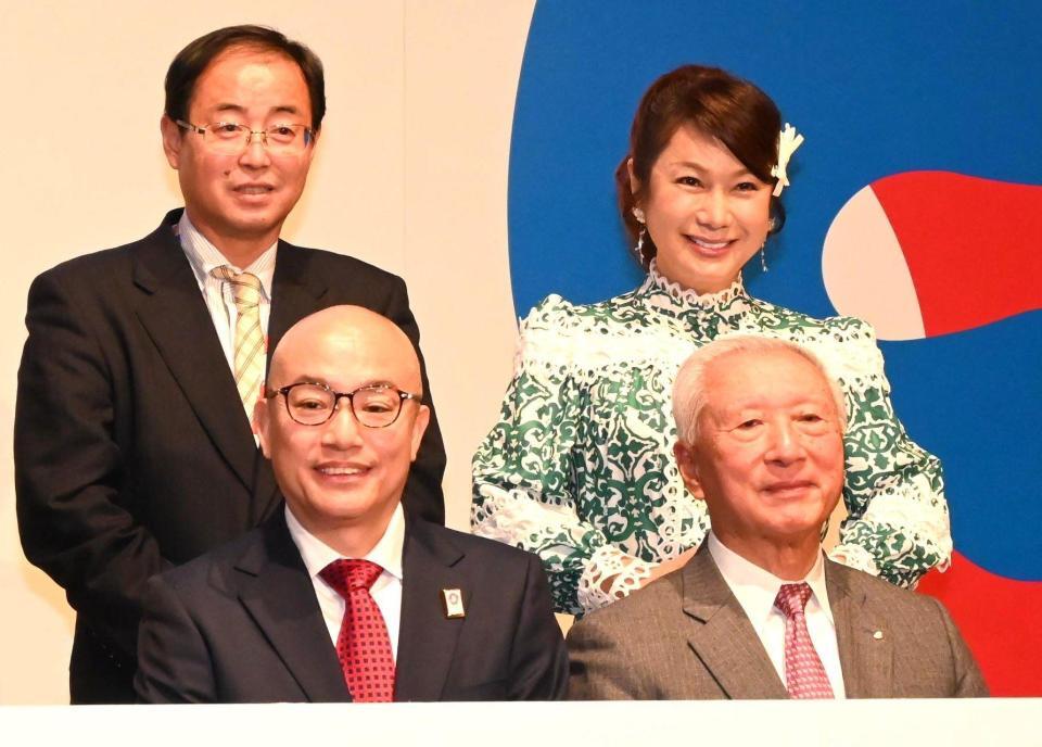 　記念写真に納まるはるな愛（右奥）ら（撮影・高部洋祐）