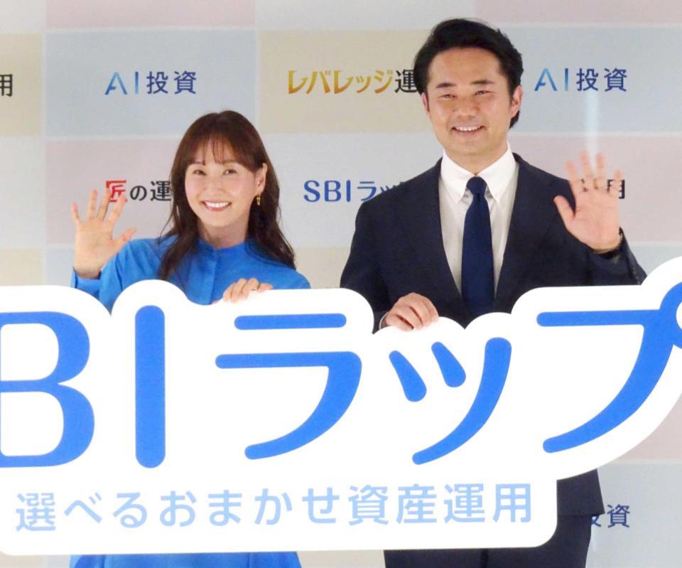 　手を振る藤本美貴（左）と杉村太蔵