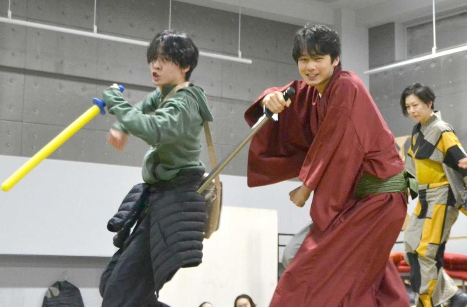 　稽古を公開した中川大輔（右）と牧島輝