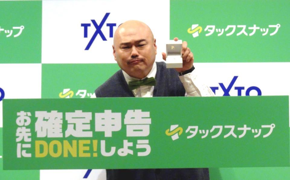 　プロポーズした指輪を持参したクロちゃん