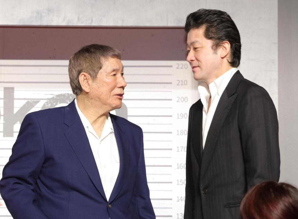 　浅野忠信（右）と話す北野武監督（撮影・西岡正）