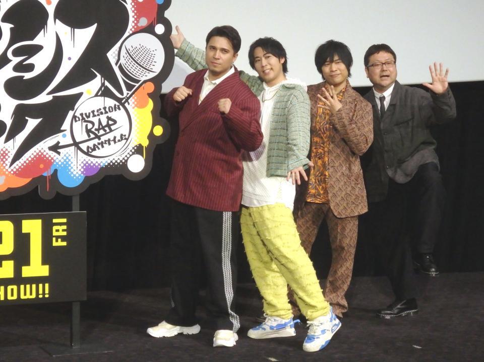 　ポーズを決める（左から）木村昴、白井悠介、岩崎諒太、辻本貴則監督