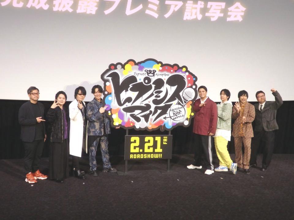 　写真に応じる（左から）中岡亮、葉山翔太、速見奨、神尾晋一郎、木村昴、白井悠介、岩崎諒太、辻本貴則監督