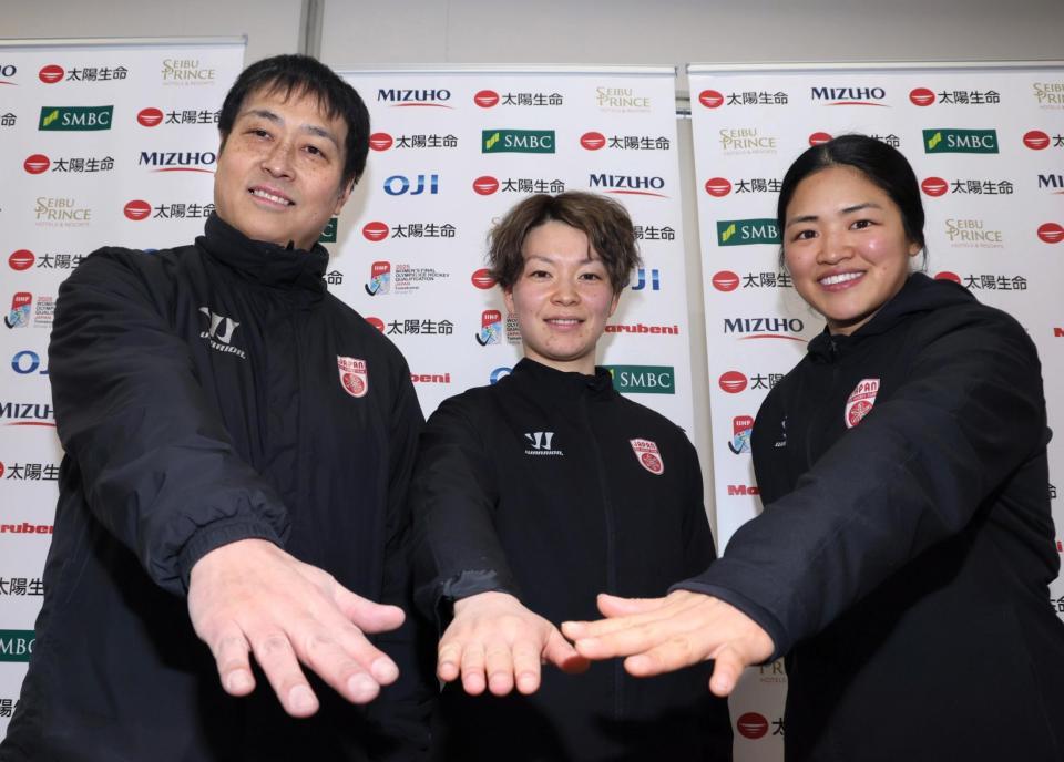 　前日会見で意気込む（左から）飯塚祐司監督、小池詩織、細山田茜