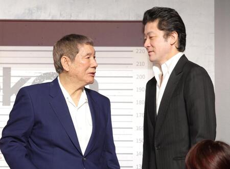 　浅野忠信（右）と話す北野武監督（撮影・西岡正）