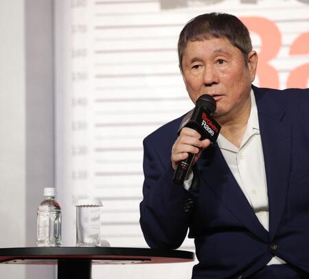 　作品についての思いを話す北野武監督（撮影・西岡正）