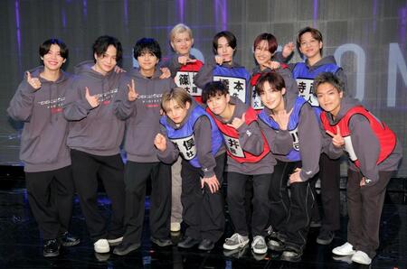 　最終審査に参加した（前列左から）ｔｉｍｅｌｅｓｚの松島聡、菊池風磨、佐藤勝利と候補生の猪俣周杜、浅井乃我、浜川路己、原嘉孝、（後列同）篠塚大輝、橋本将生、本多大夢、寺西拓人（撮影・吉澤敬太）