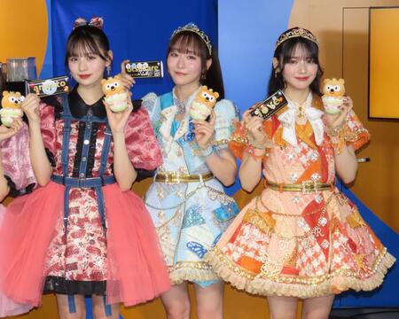 　取材会に出席した（左から）立花琴未、真中まな、鎮西寿々歌