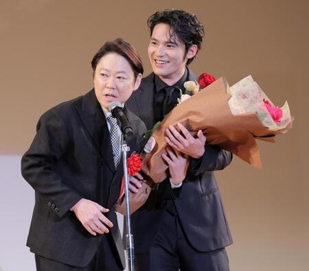 　「再度、花束贈呈をやろうと」言いながら水上恒司（右）に手渡した花束を奪い返す阿部サダヲ（撮影・棚橋慶太）