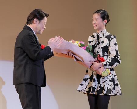 　阿部サダヲ（左）から花束を受け取る河合優実（撮影・棚橋慶太）